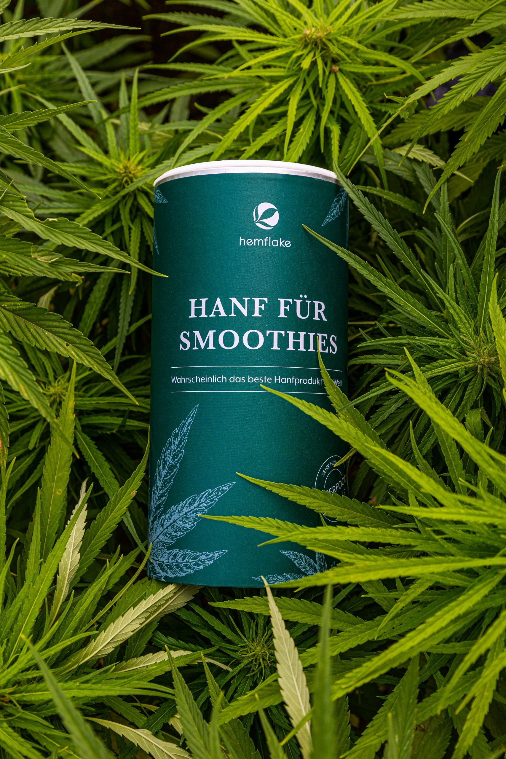 Nordic Hempi pakend kanepilehtede vahel