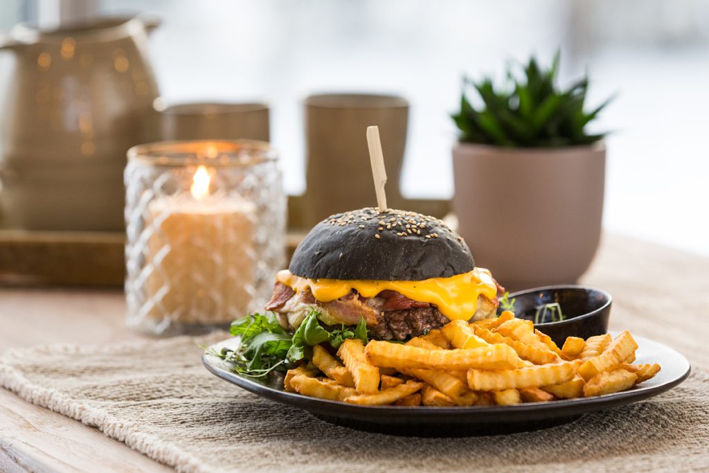Burger friikartulitega restoranis Muru