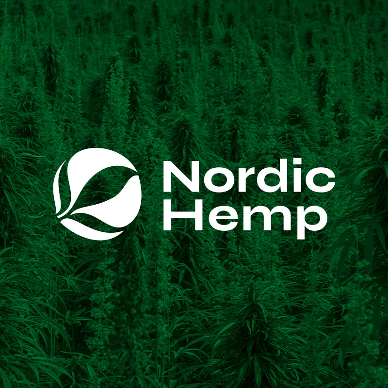 Nordic Hempi logo tumeroheliste kanepilehtede taustal